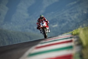 开云官网-F1街道赛之夜，罗德里全程高能输出，定义现代赛车新哲学