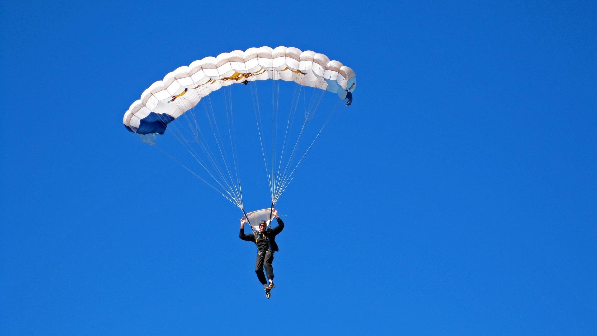 F1街道赛之夜,弗拉霍维奇对手完全无解,当赛道成为个人秀场